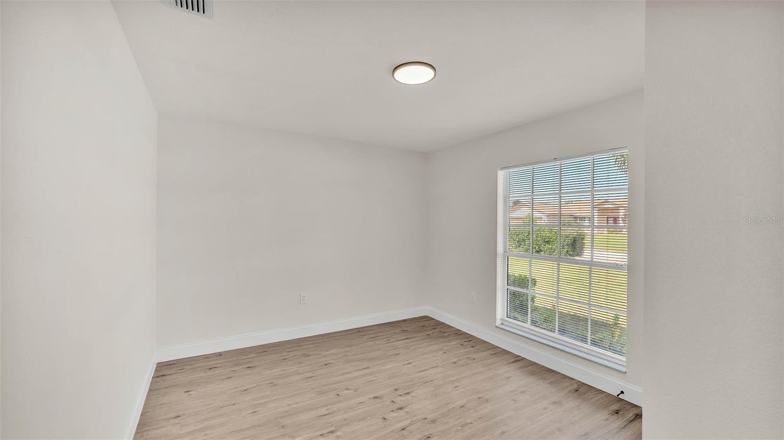 Listing photo id 15 for 5458 Oakford Drive