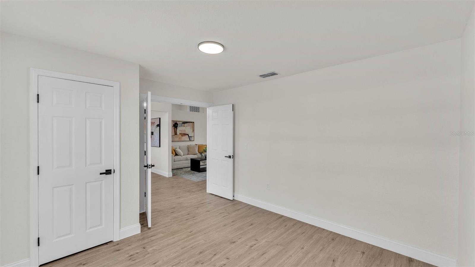 Listing photo id 16 for 5458 Oakford Drive