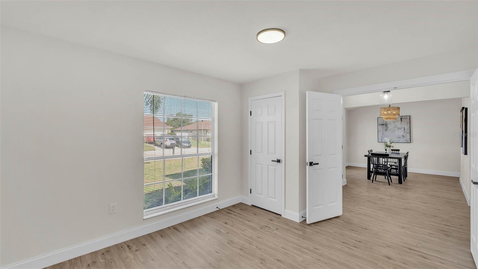 Listing photo id 17 for 5458 Oakford Drive
