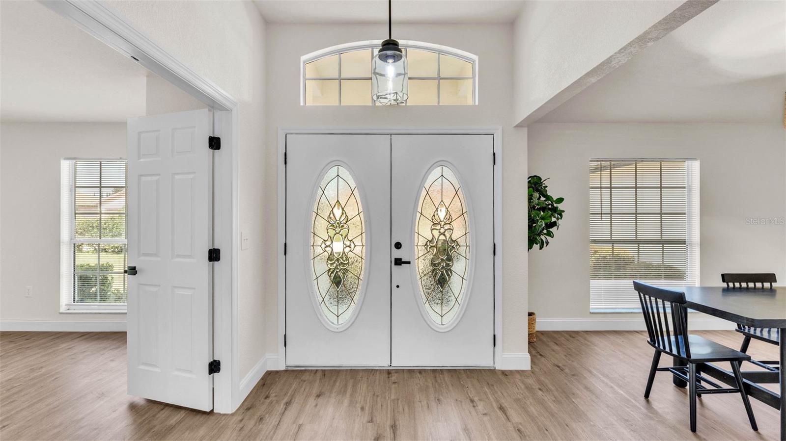 Listing photo id 5 for 5458 Oakford Drive
