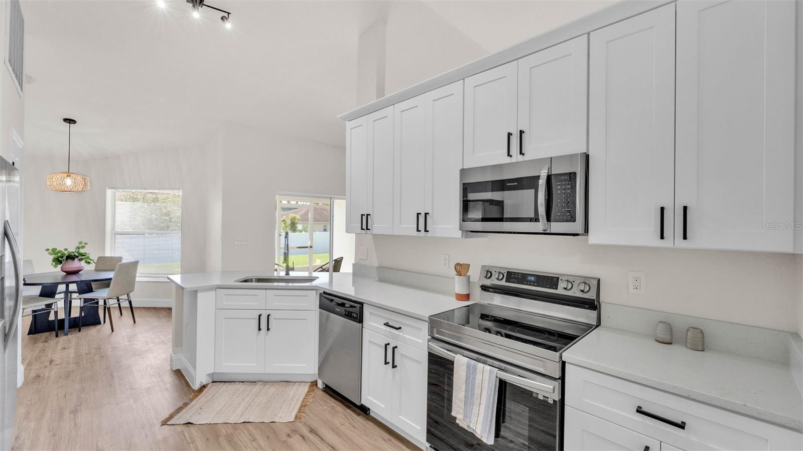 Listing photo id 7 for 5458 Oakford Drive