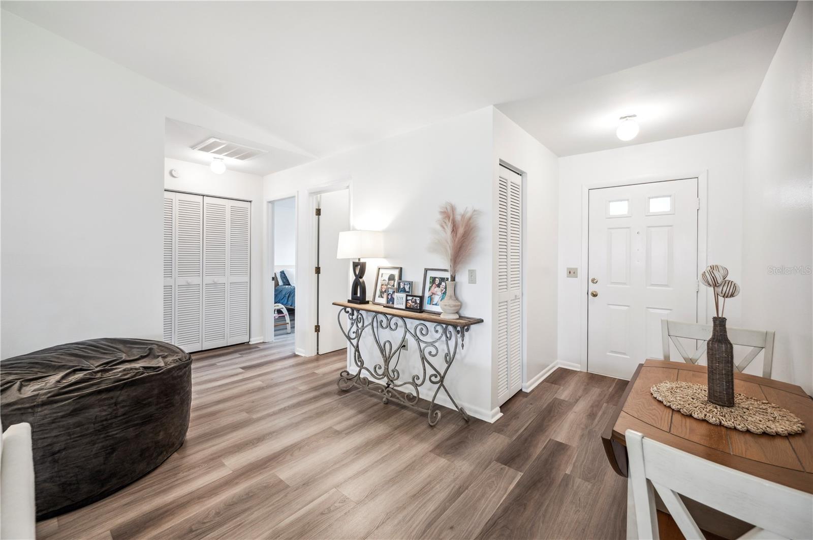 Image 6 of 37 For 1608 Colonnades Circle N