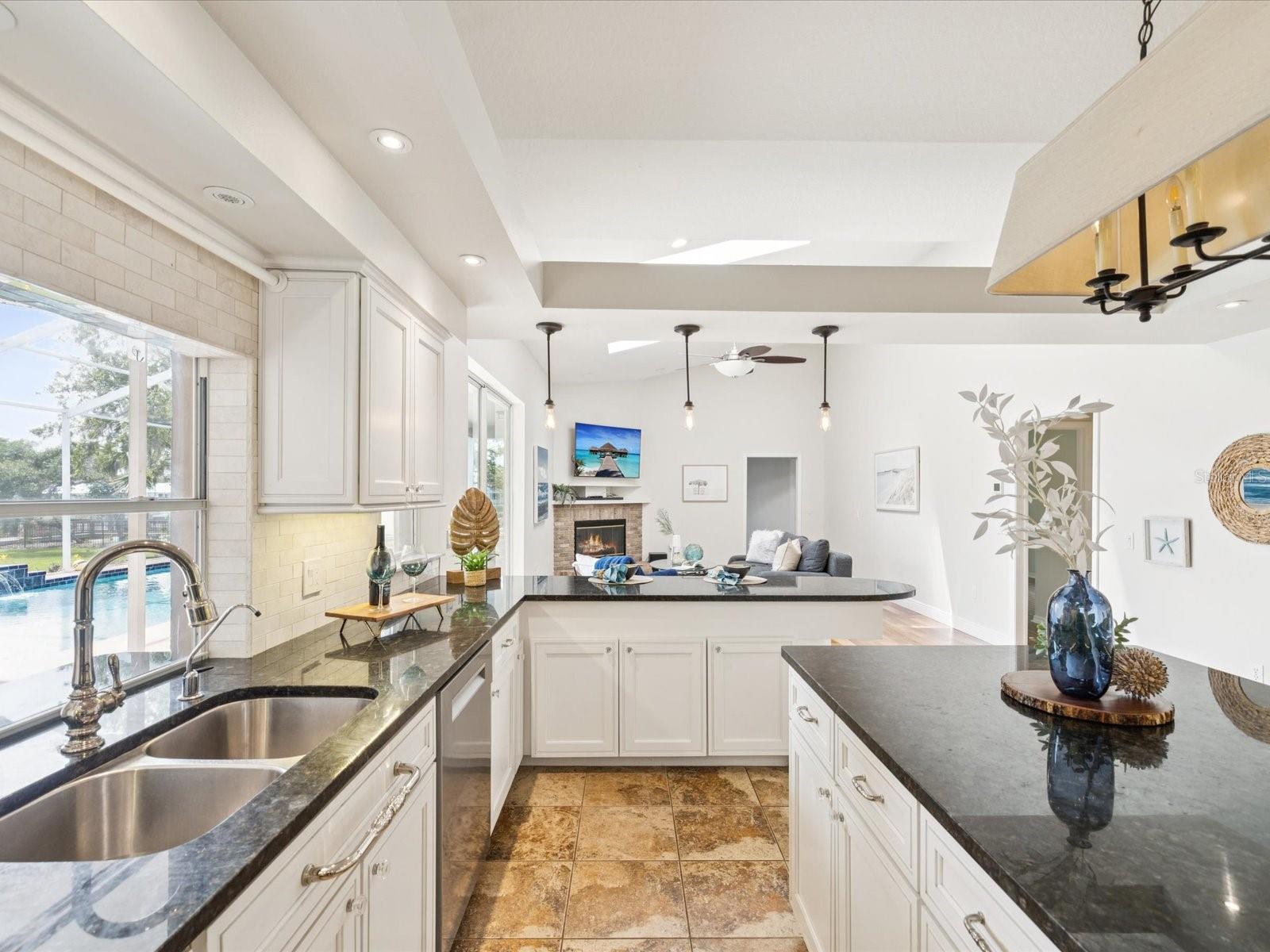 Listing photo id 12 for 5903 Cachette De Riviera Court