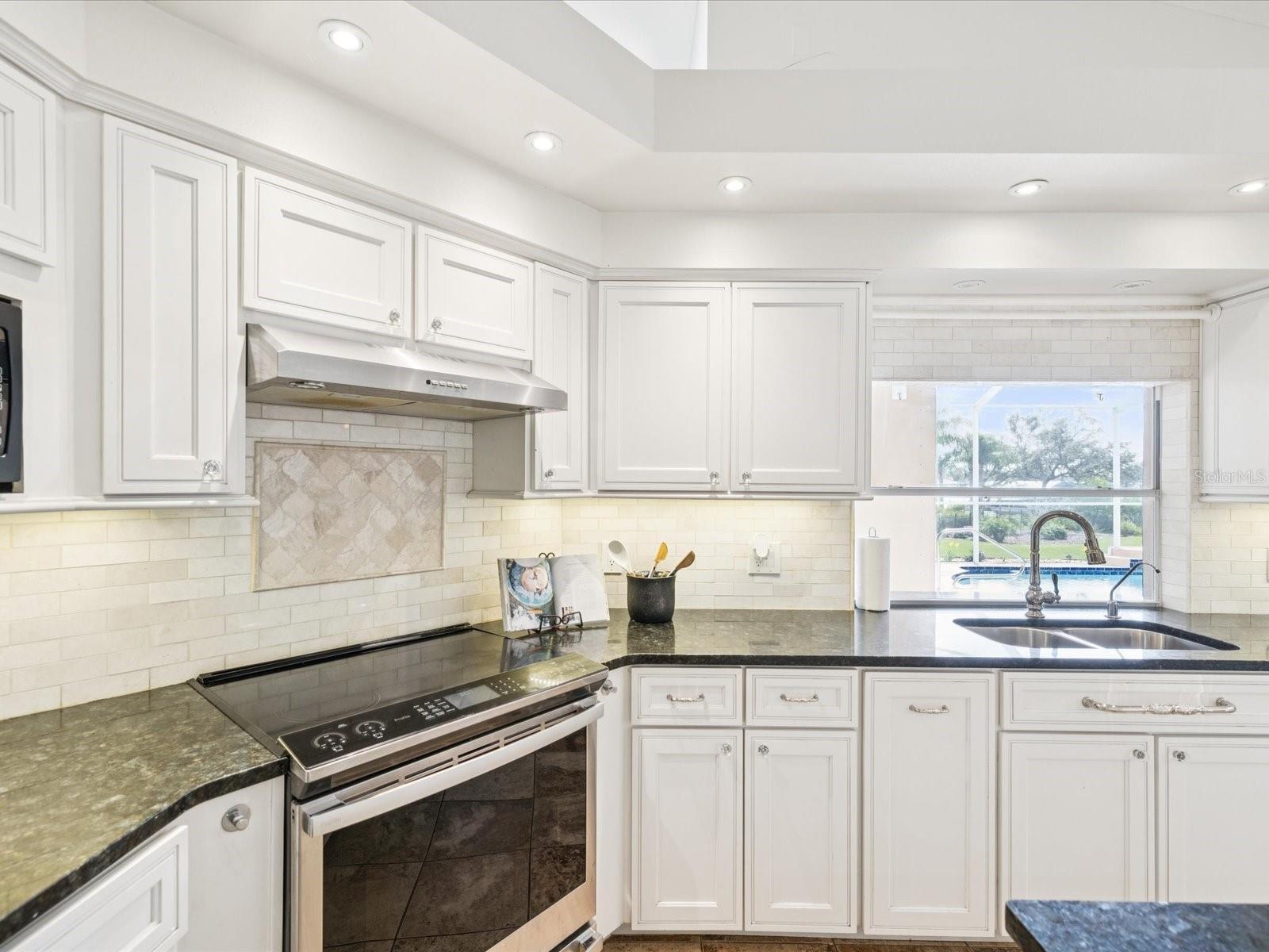 Listing photo id 13 for 5903 Cachette De Riviera Court