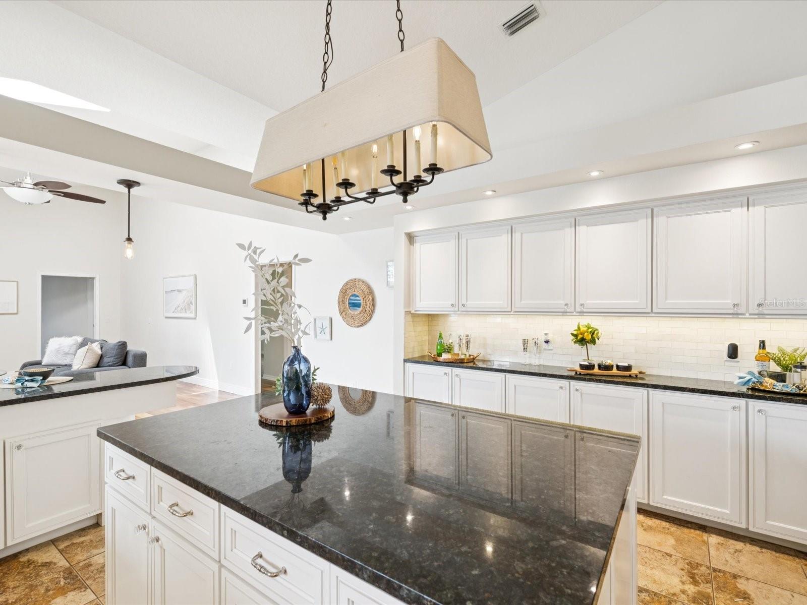 Listing photo id 14 for 5903 Cachette De Riviera Court