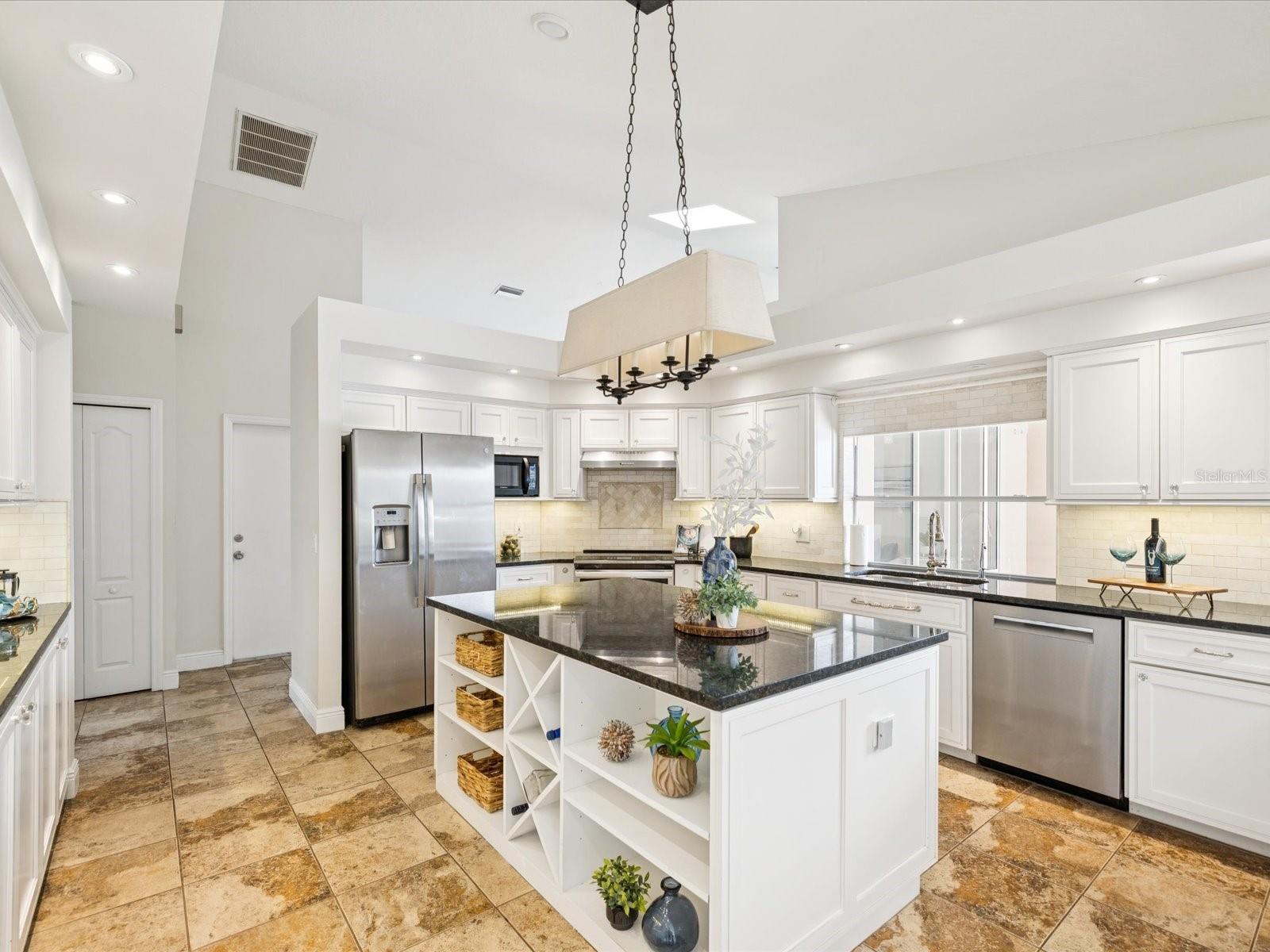 Listing photo id 15 for 5903 Cachette De Riviera Court