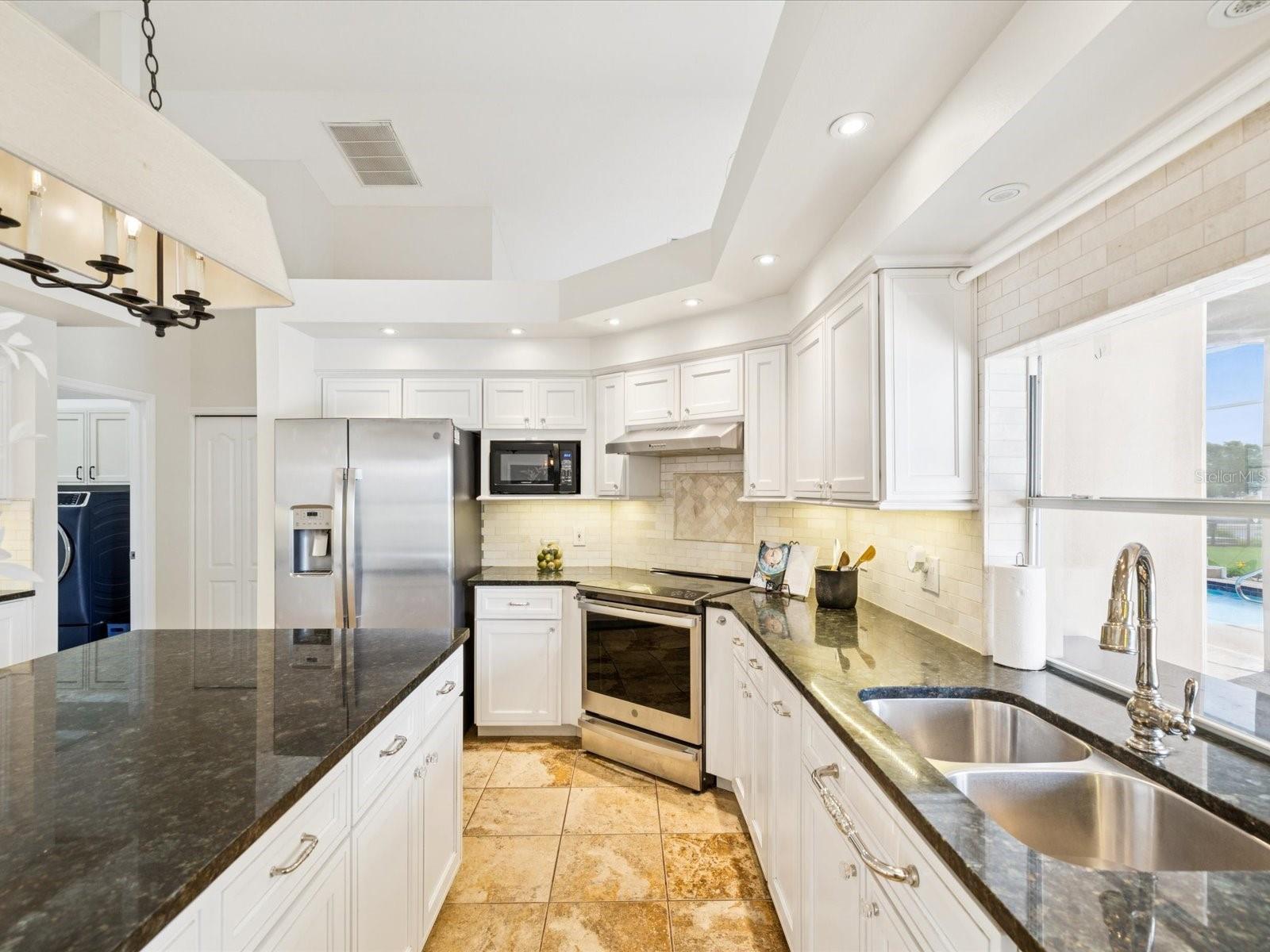 Listing photo id 16 for 5903 Cachette De Riviera Court