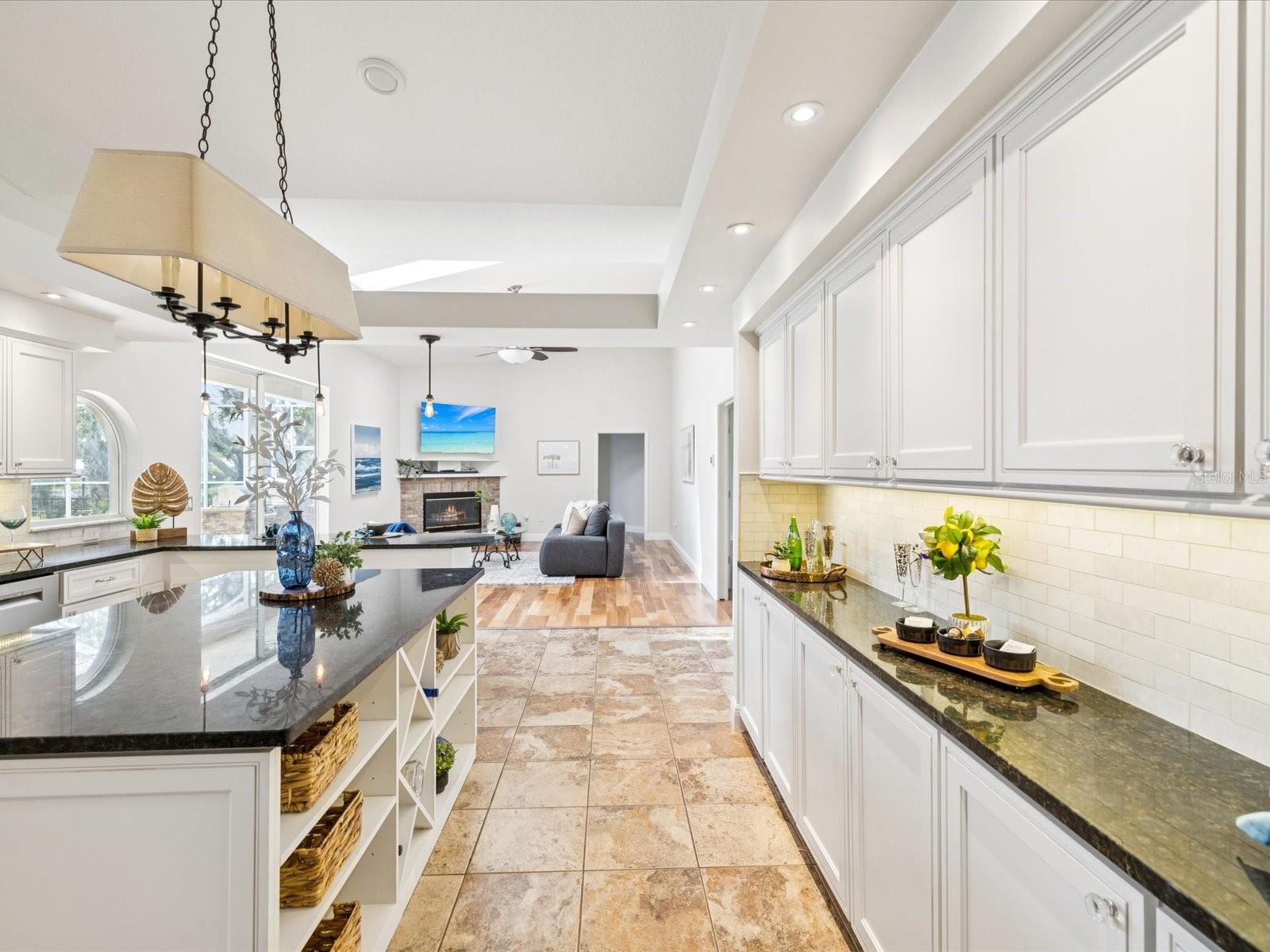 Listing photo id 17 for 5903 Cachette De Riviera Court