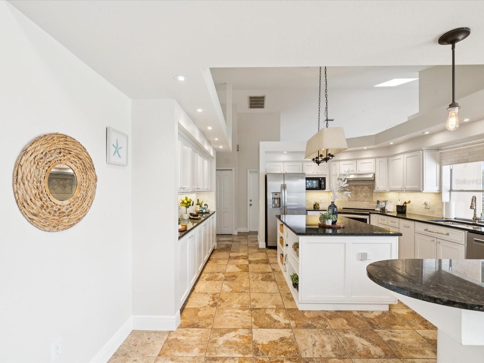 Listing photo id 19 for 5903 Cachette De Riviera Court
