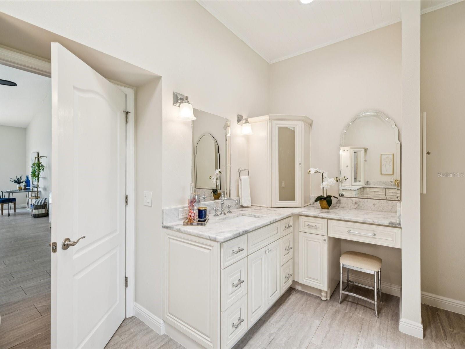 Listing photo id 43 for 5903 Cachette De Riviera Court