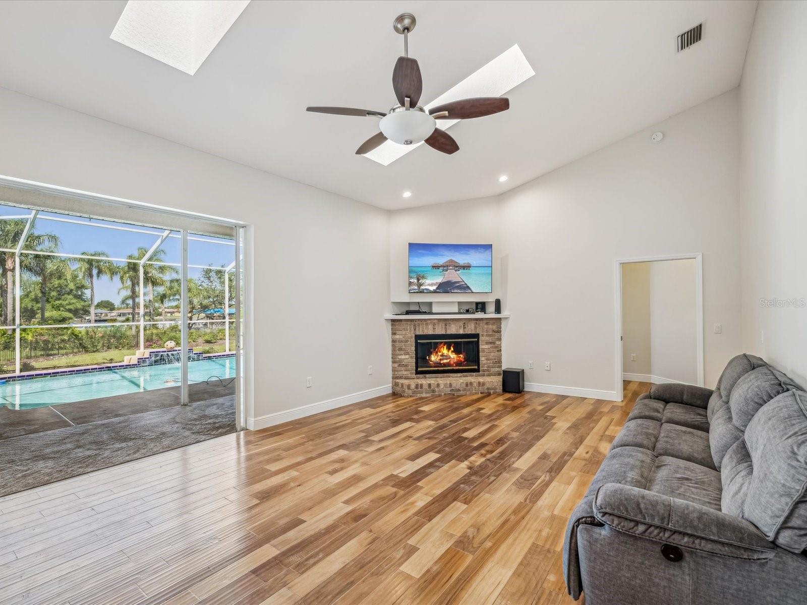 Listing photo id 3 for 5903 Cachette De Riviera Court