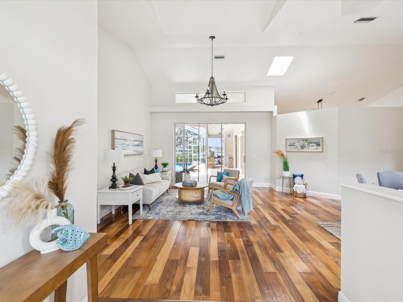 Listing photo id 6 for 5903 Cachette De Riviera Court
