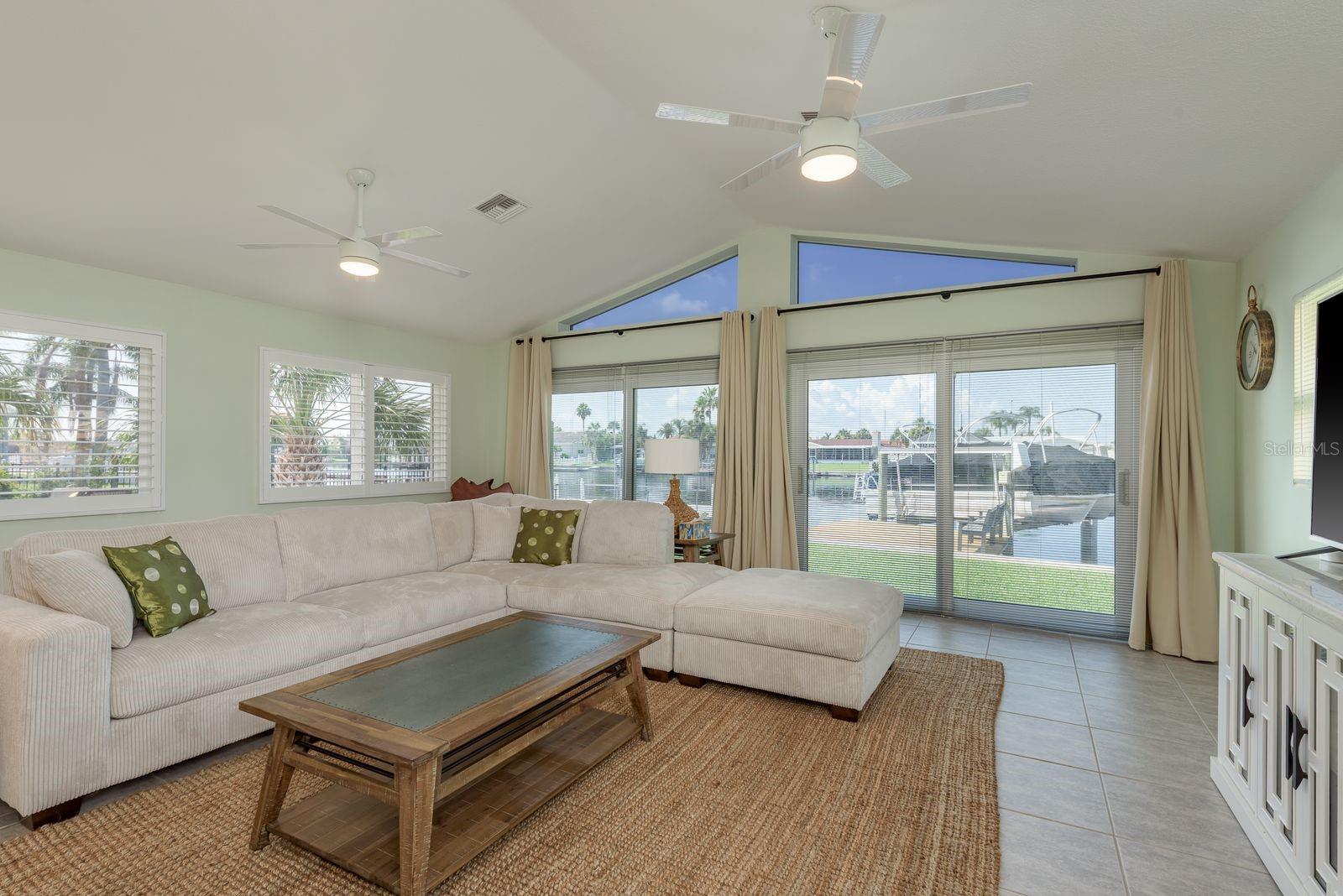 Listing photo id 8 for 3626 Corsair Court