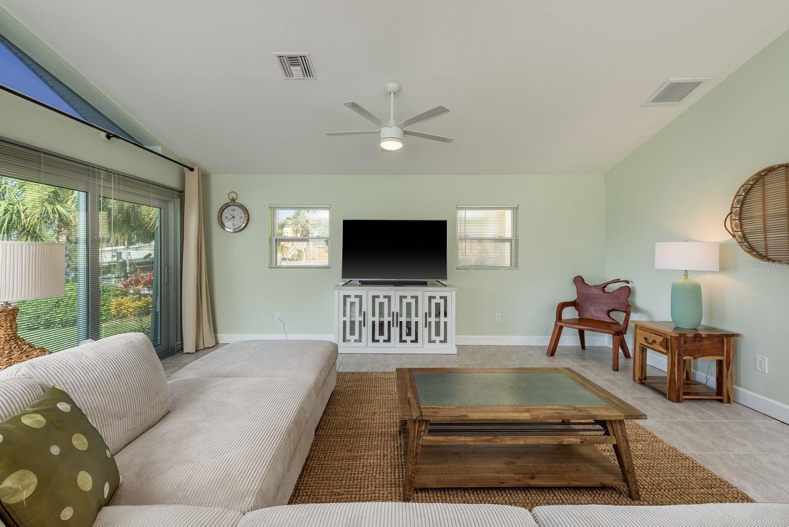 Listing photo id 9 for 3626 Corsair Court