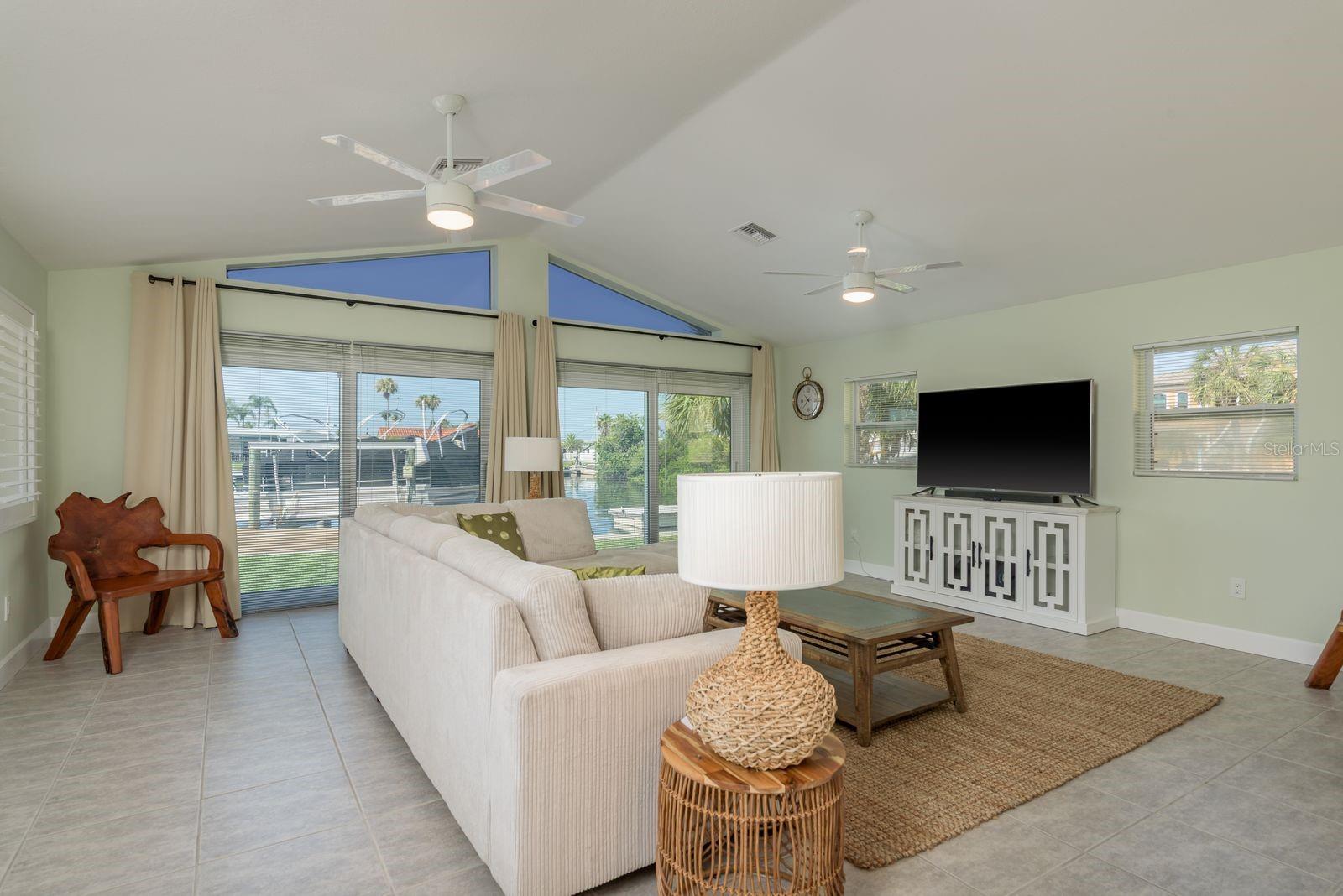Listing photo id 7 for 3626 Corsair Court