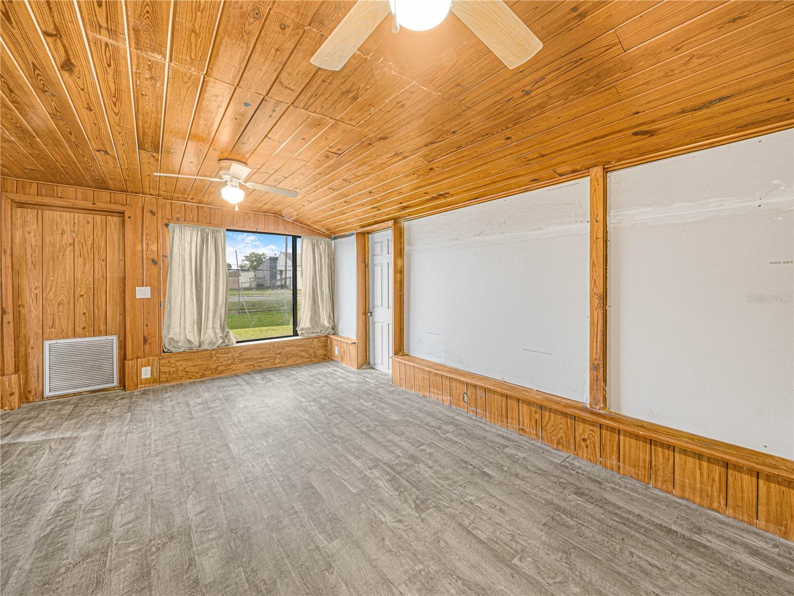 Image 10 of 23 For 2120 Dille Street