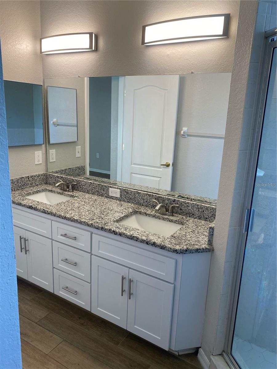 Image 23 of 49 For 8159 Woodvine Circle