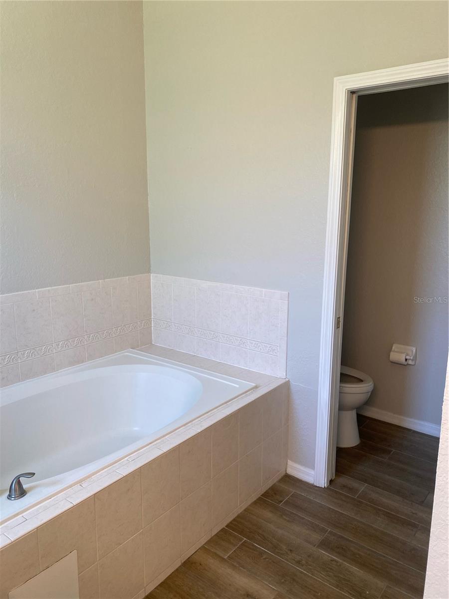 Image 26 of 49 For 8159 Woodvine Circle