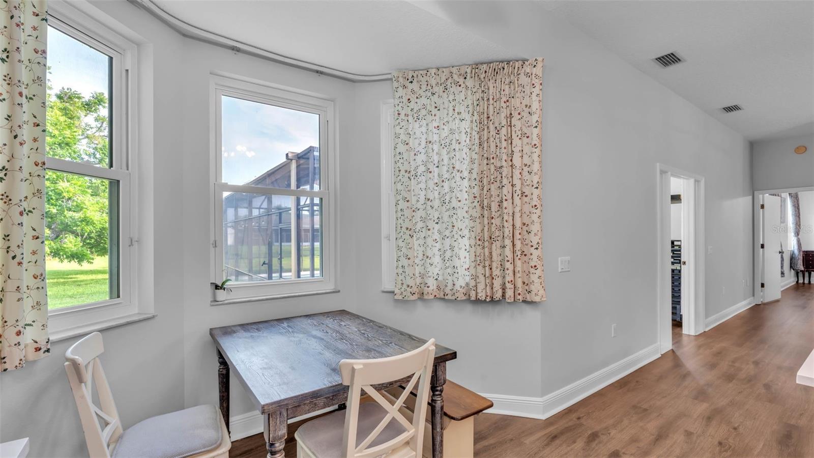 Listing photo id 11 for 535 Todhunter Way