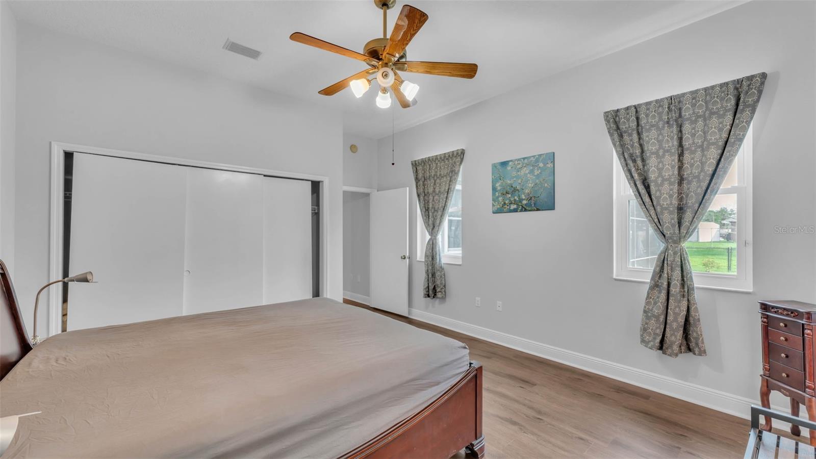 Listing photo id 16 for 535 Todhunter Way