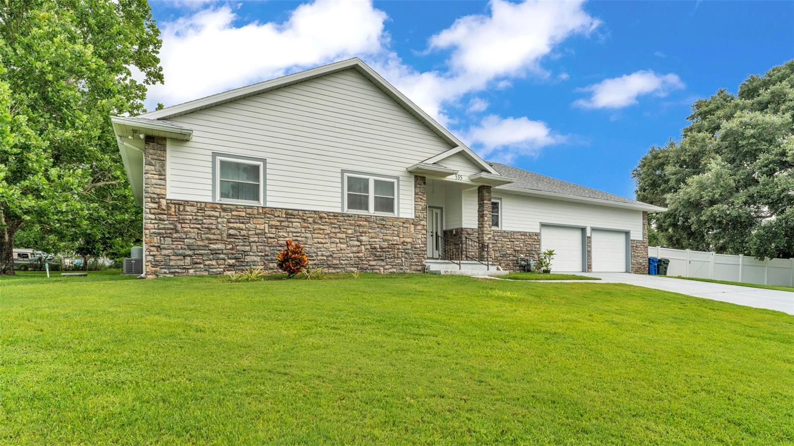 Listing photo id 0 for 535 Todhunter Way