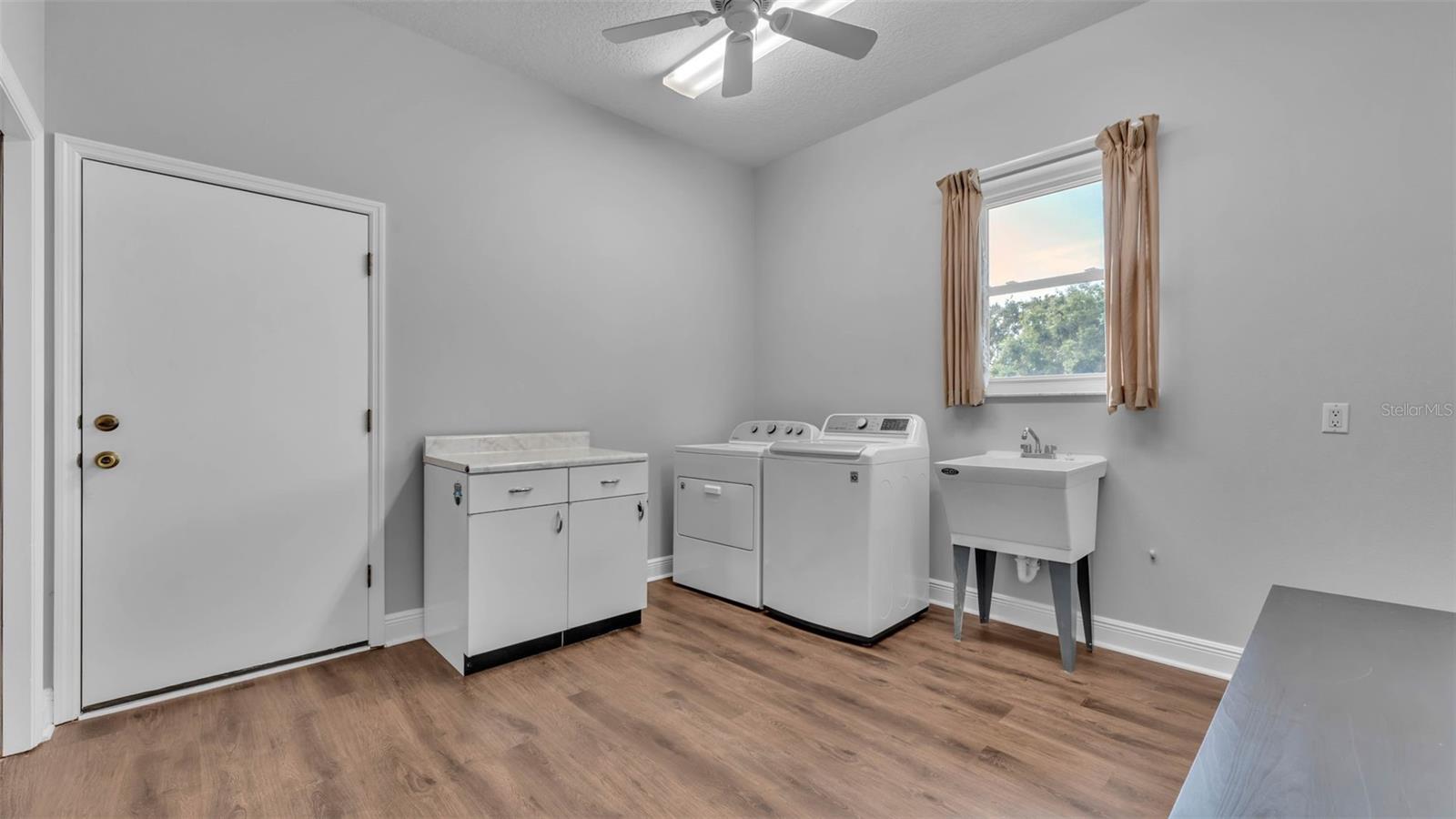 Listing photo id 28 for 535 Todhunter Way