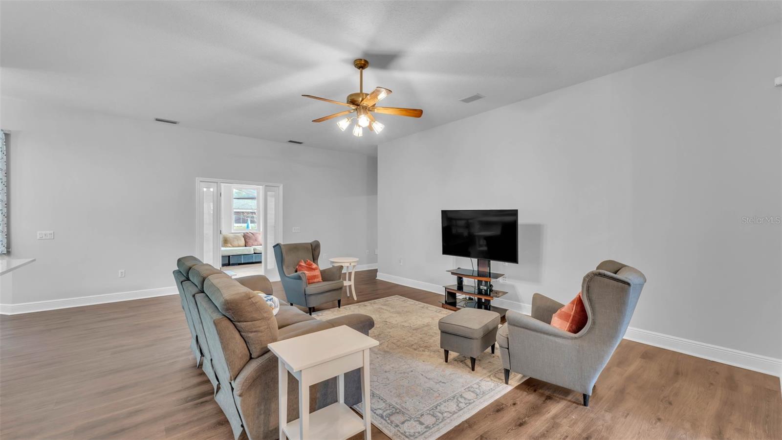 Listing photo id 2 for 535 Todhunter Way