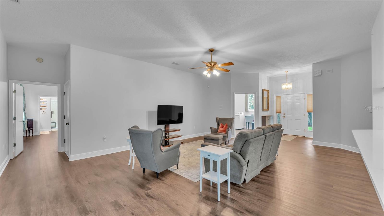 Listing photo id 3 for 535 Todhunter Way