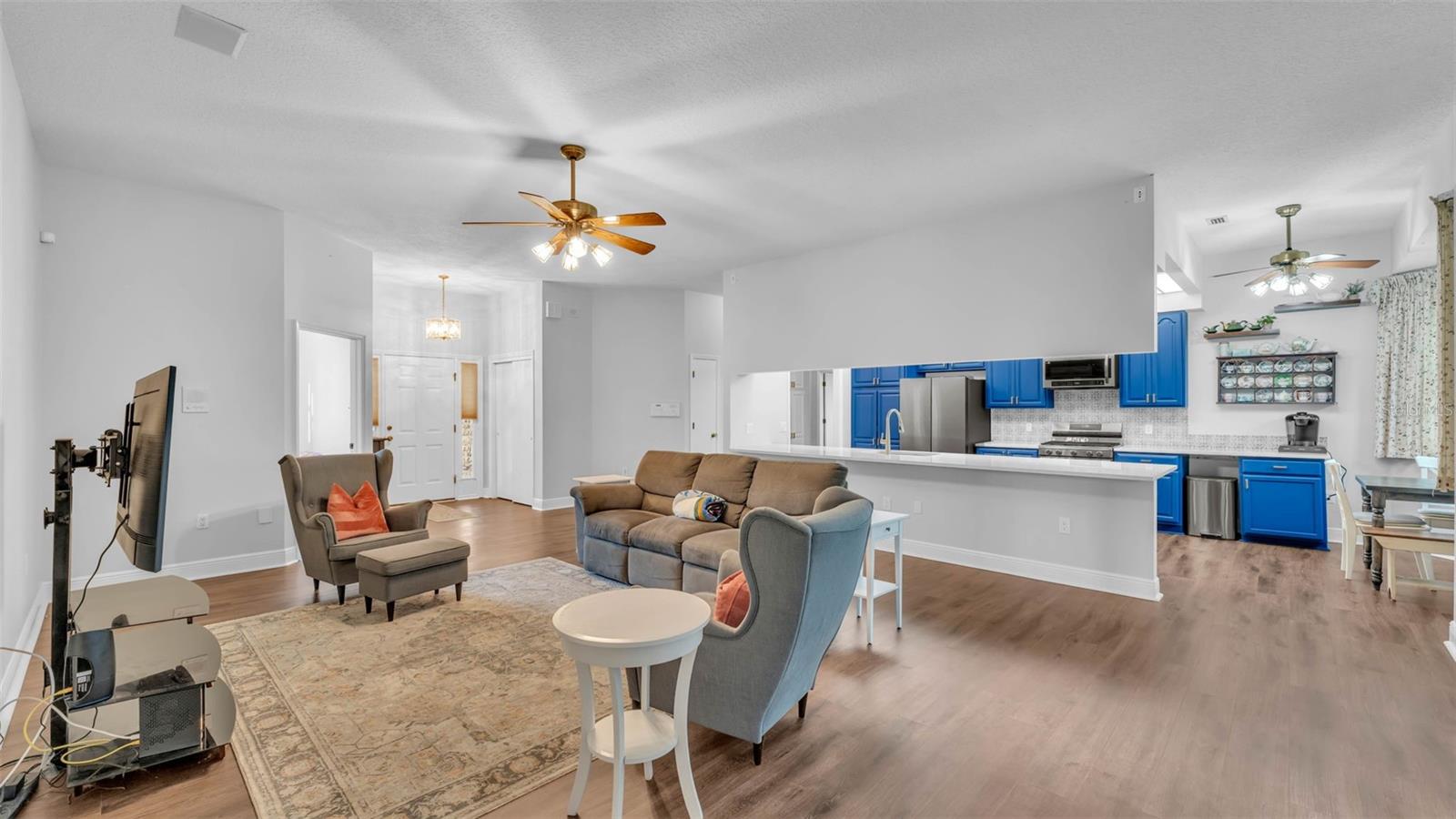 Listing photo id 4 for 535 Todhunter Way