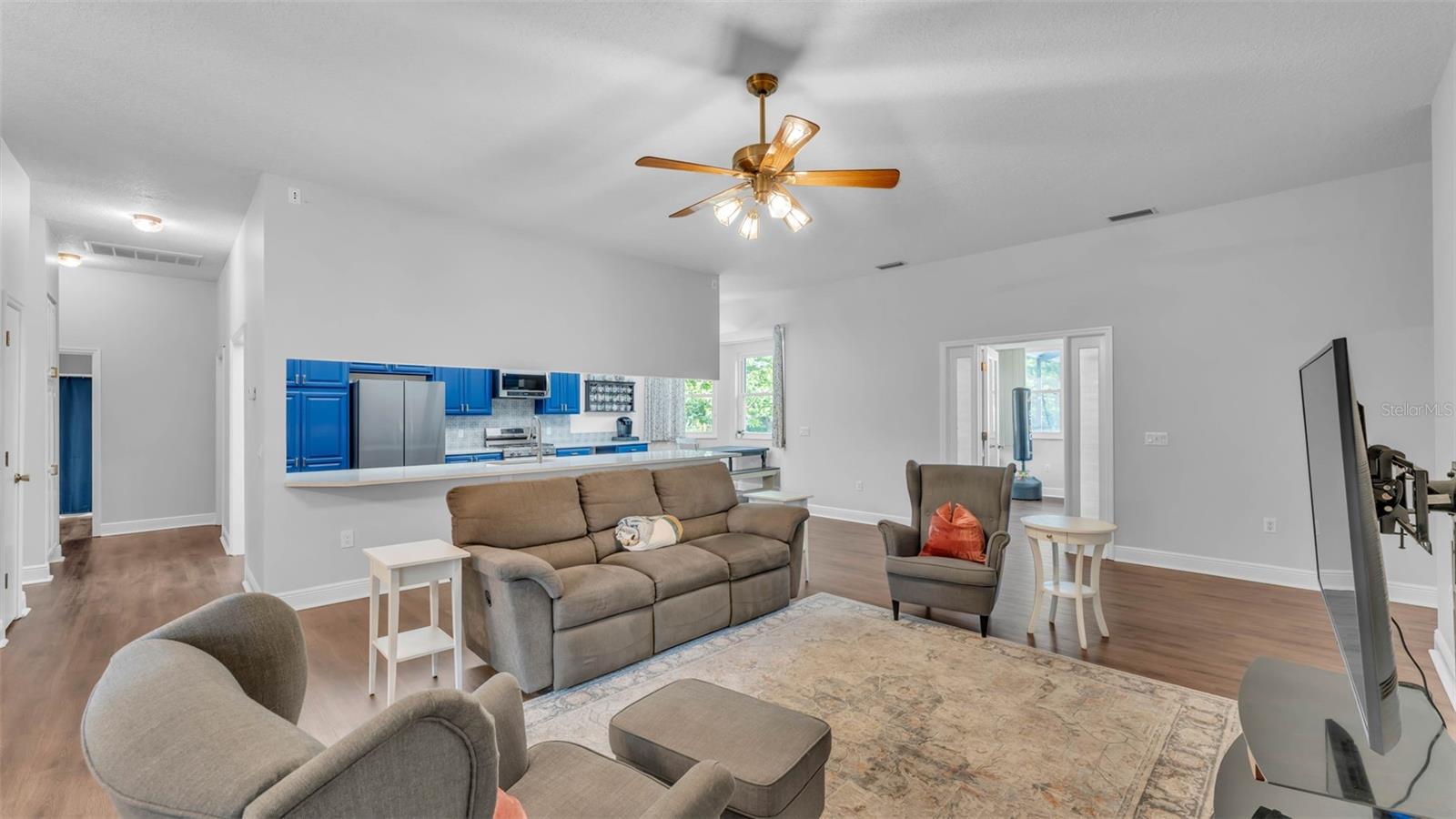 Listing photo id 5 for 535 Todhunter Way