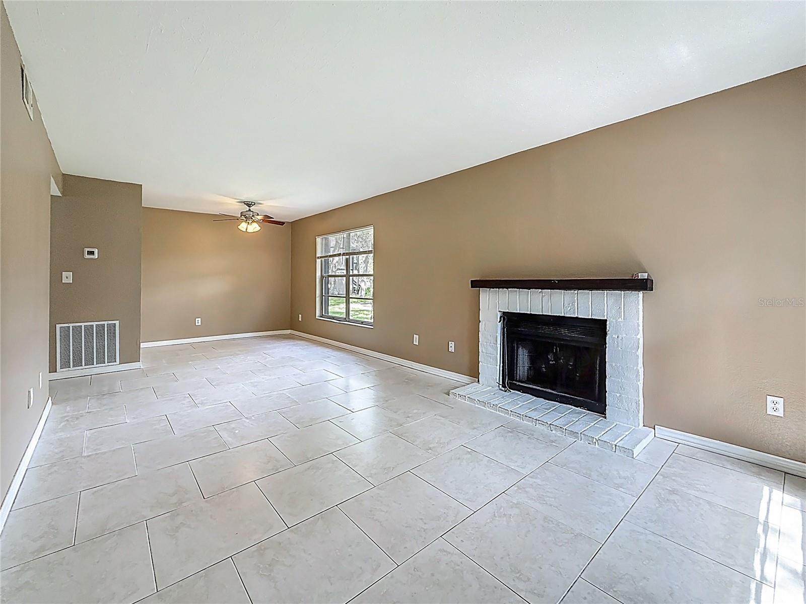 Listing photo id 6 for 4022 Tumble Wood Trail 101