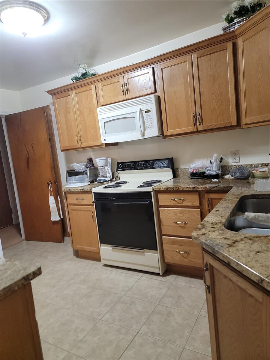 Listing photo id 10 for 1002 W La Salle St