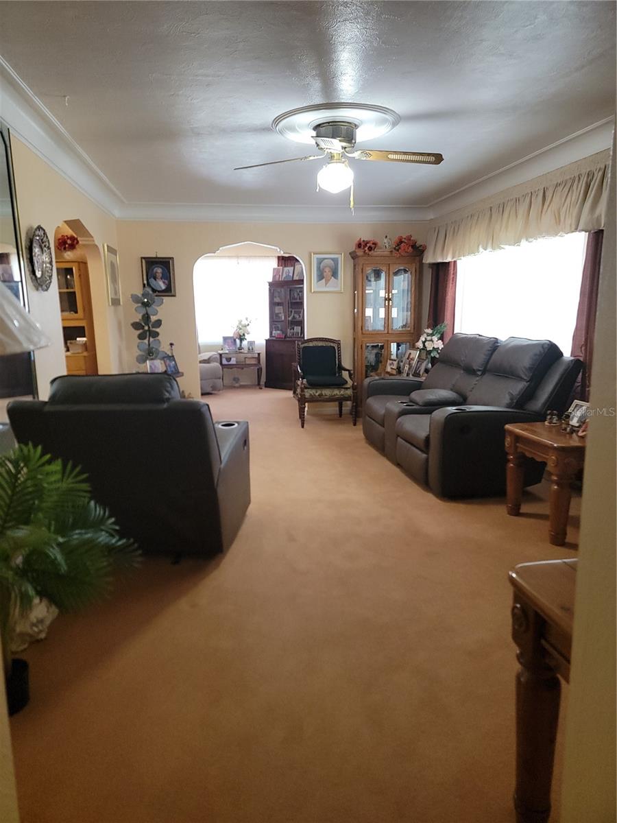 Listing photo id 13 for 1002 W La Salle St