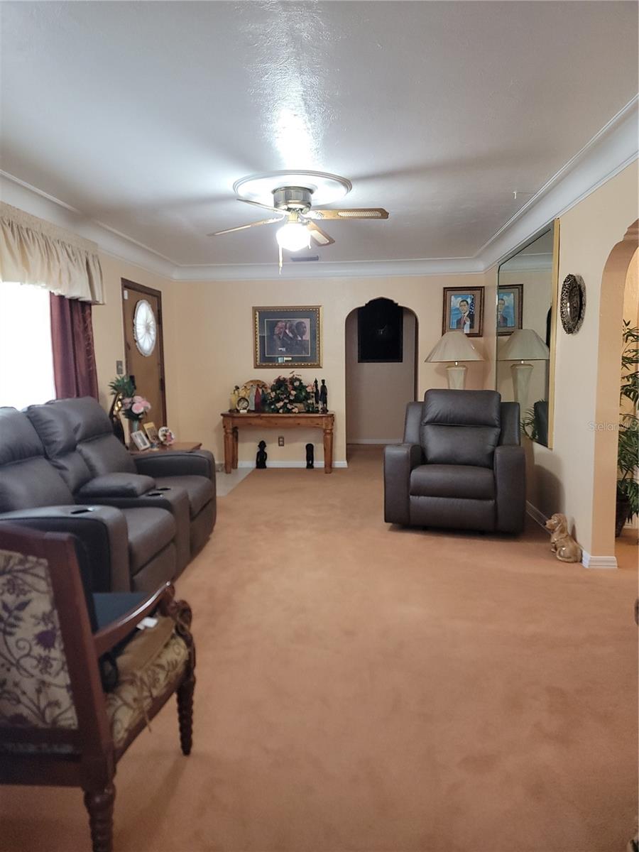Listing photo id 14 for 1002 W La Salle St