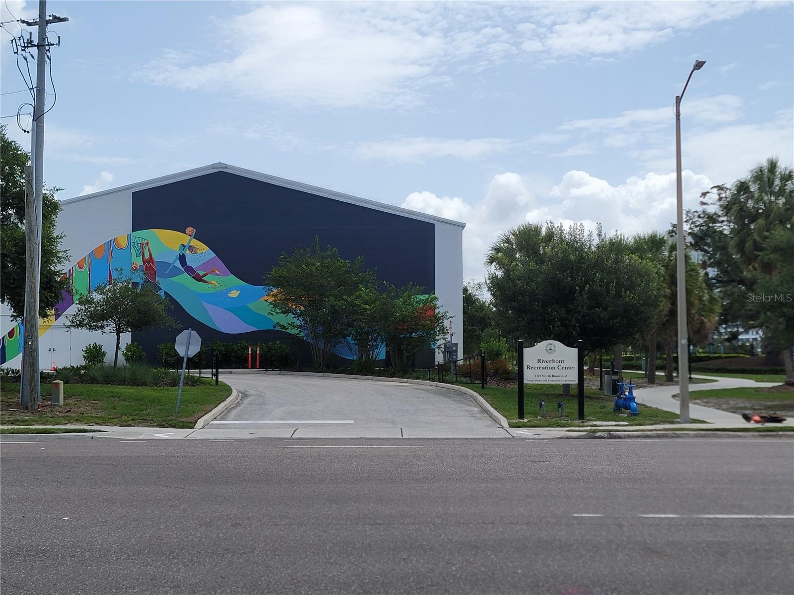 Listing photo id 15 for 1002 W La Salle St