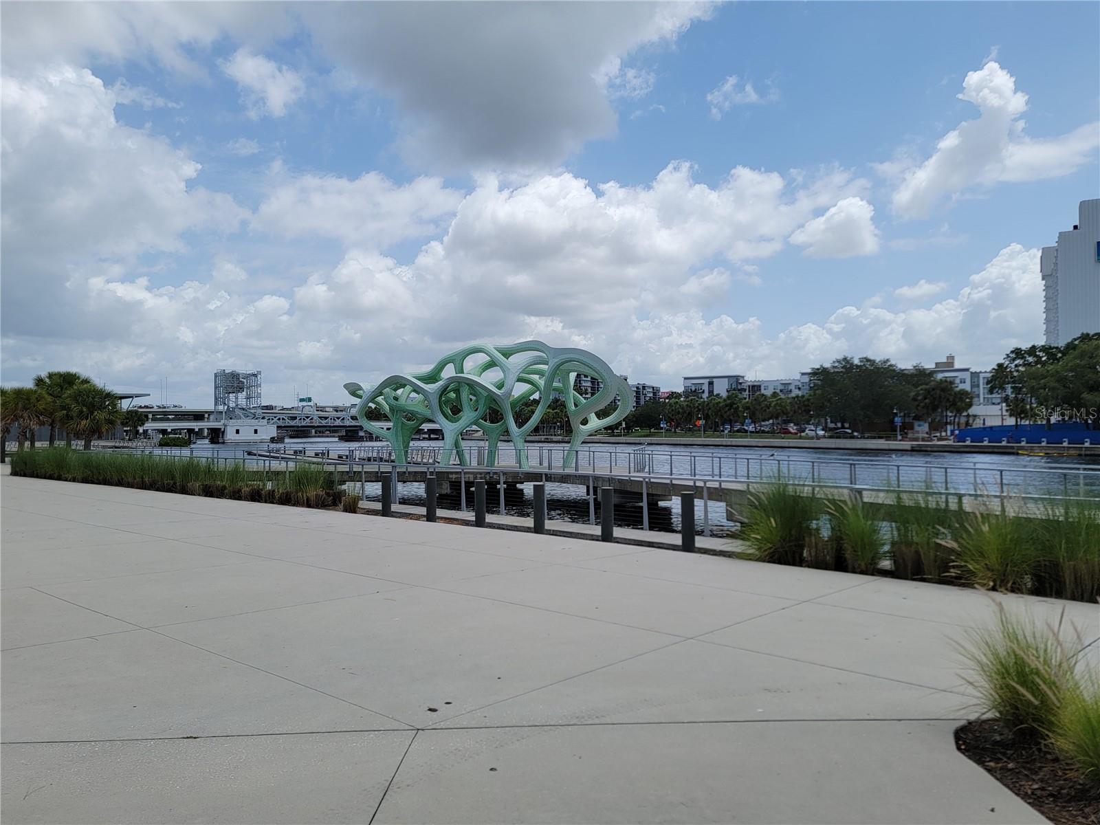 Listing photo id 16 for 1002 W La Salle St