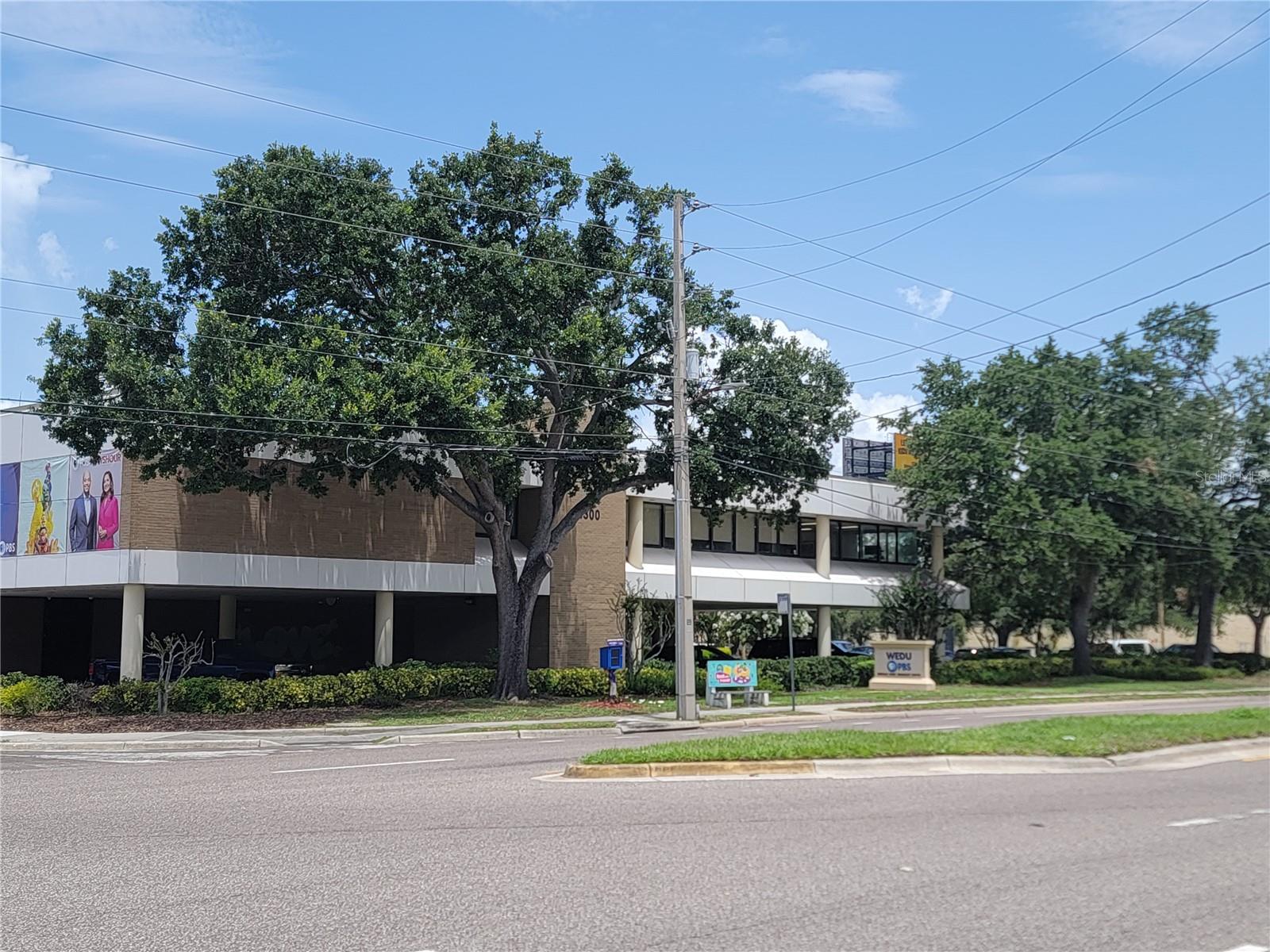 Listing photo id 17 for 1002 W La Salle St