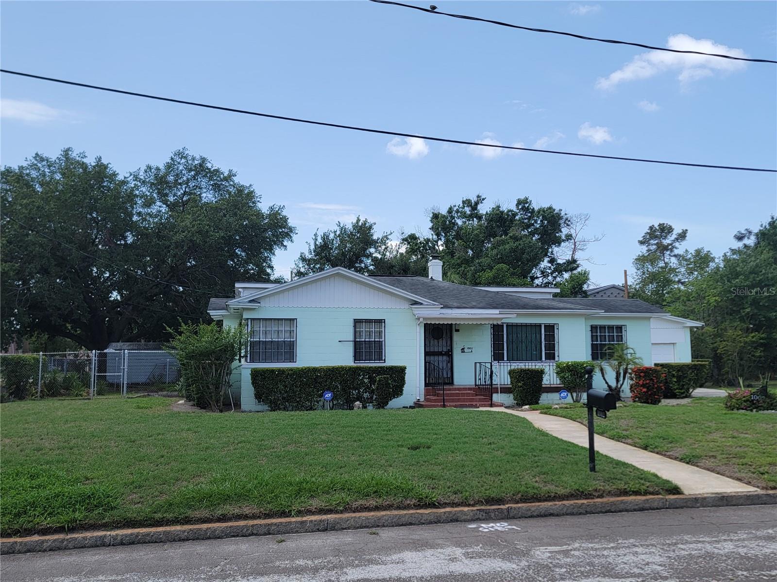 Listing photo id 1 for 1002 W La Salle St