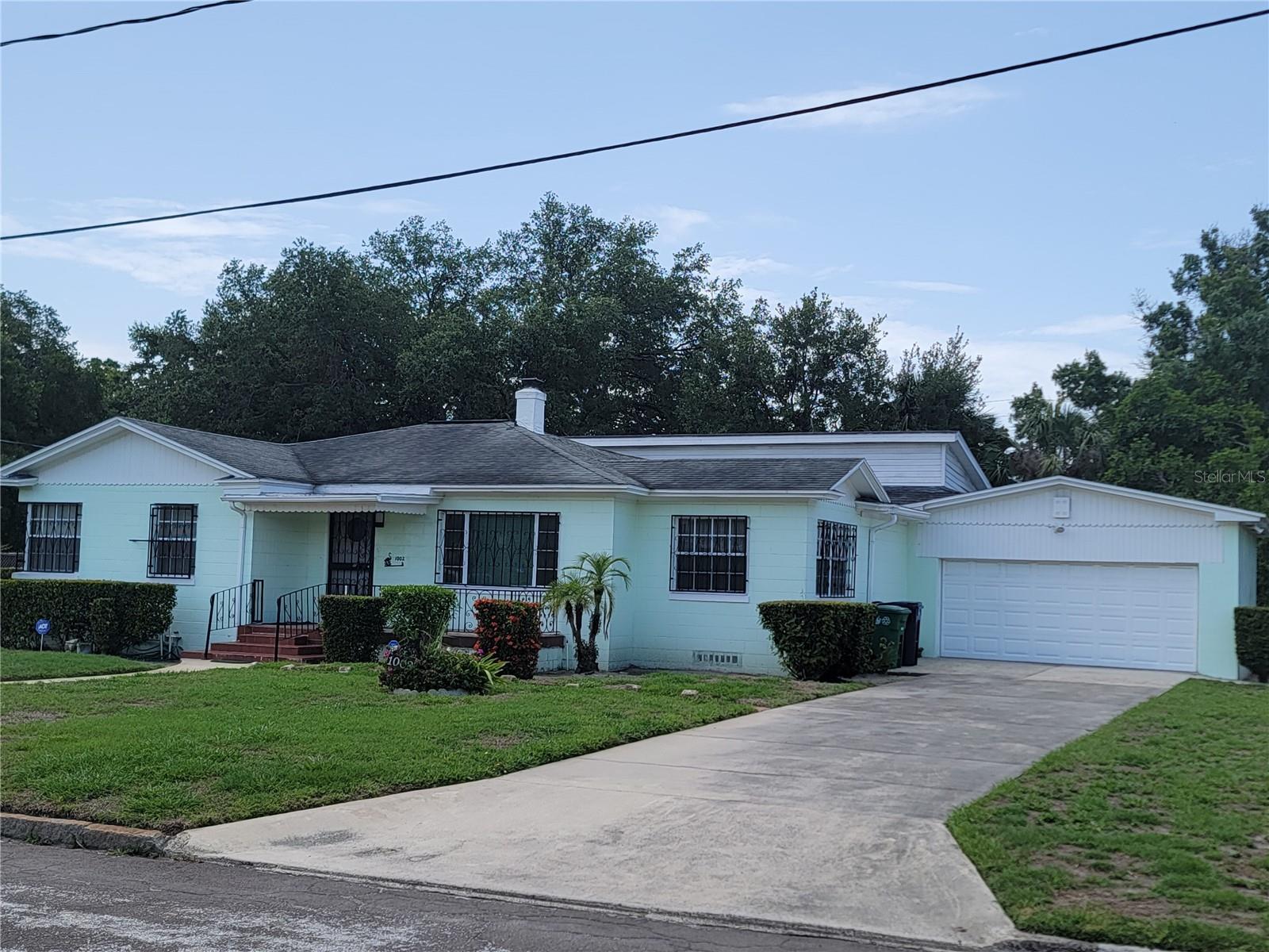Listing photo id 2 for 1002 W La Salle St