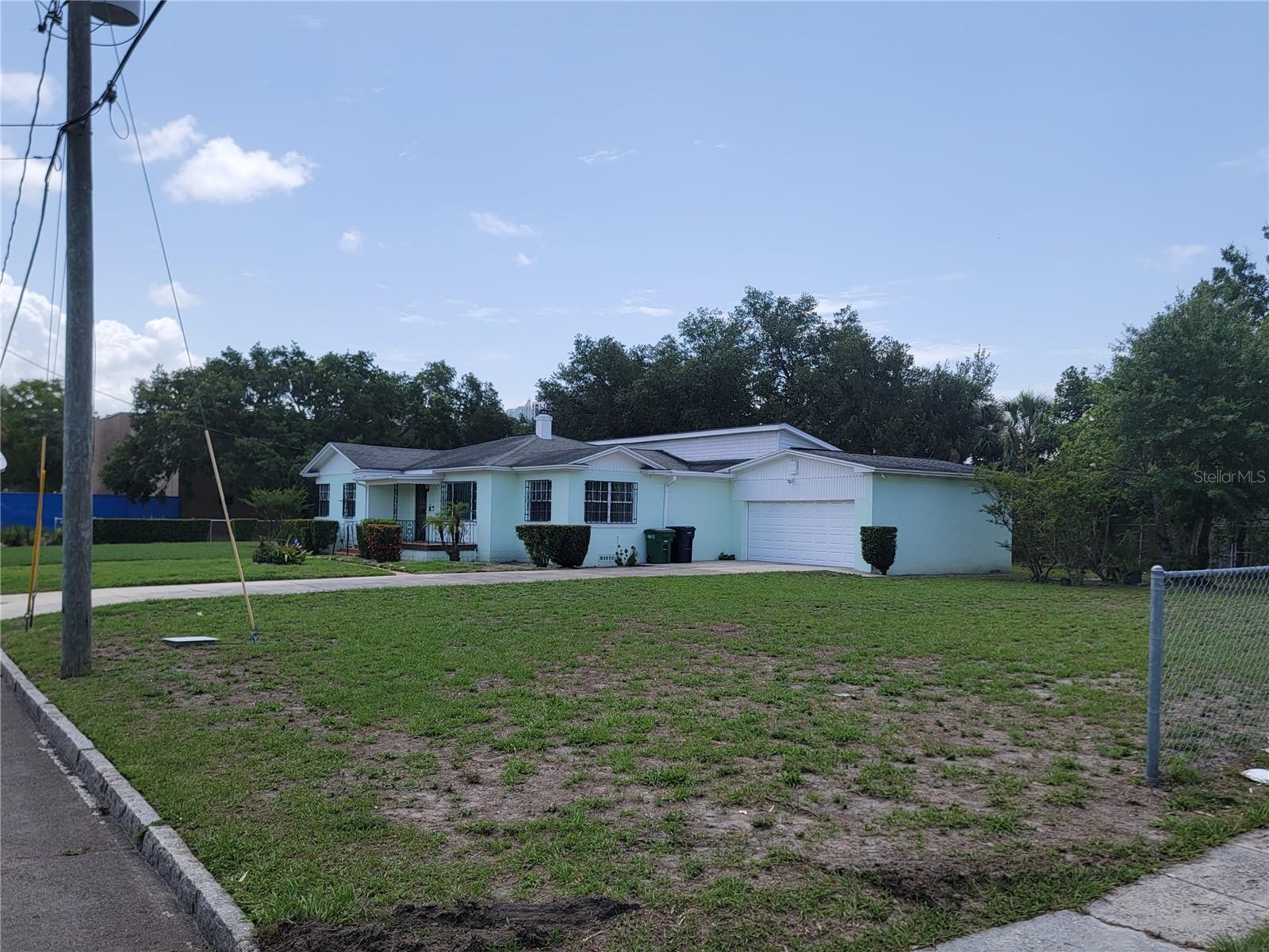 Listing photo id 3 for 1002 W La Salle St
