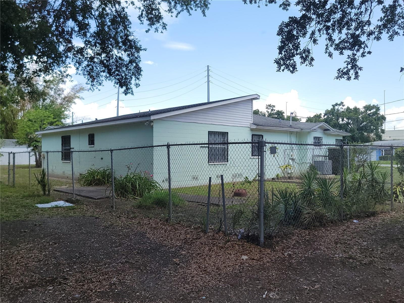 Listing photo id 4 for 1002 W La Salle St