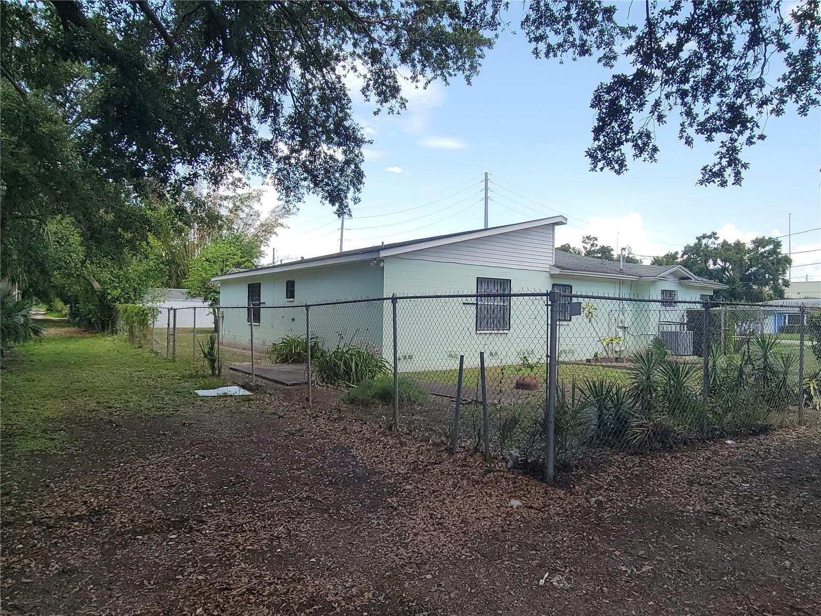 Listing photo id 5 for 1002 W La Salle St