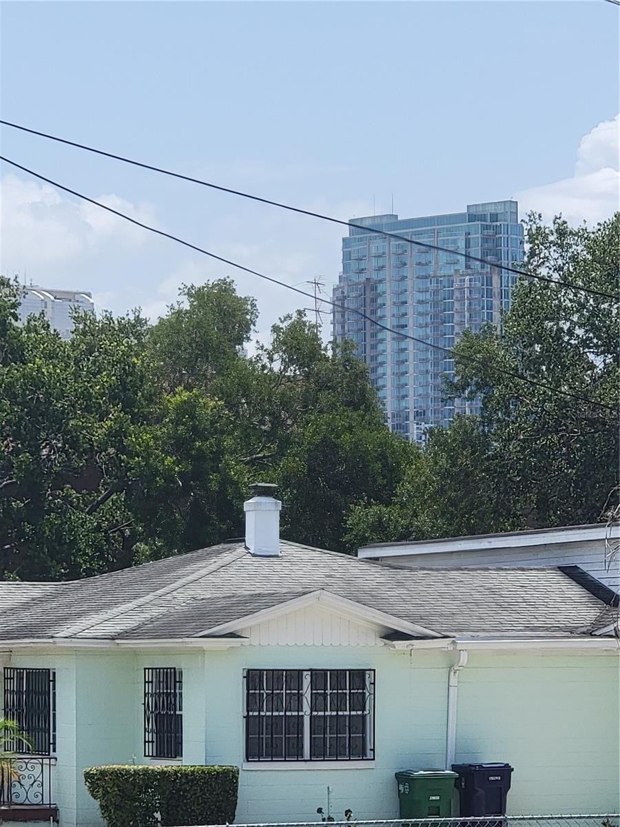 Listing photo id 7 for 1002 W La Salle St