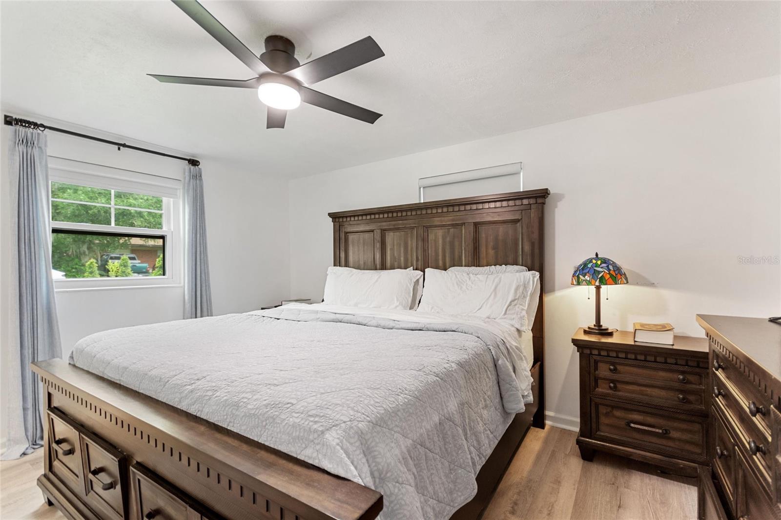 Image 23 of 41 For 848 17th Terrace Ne