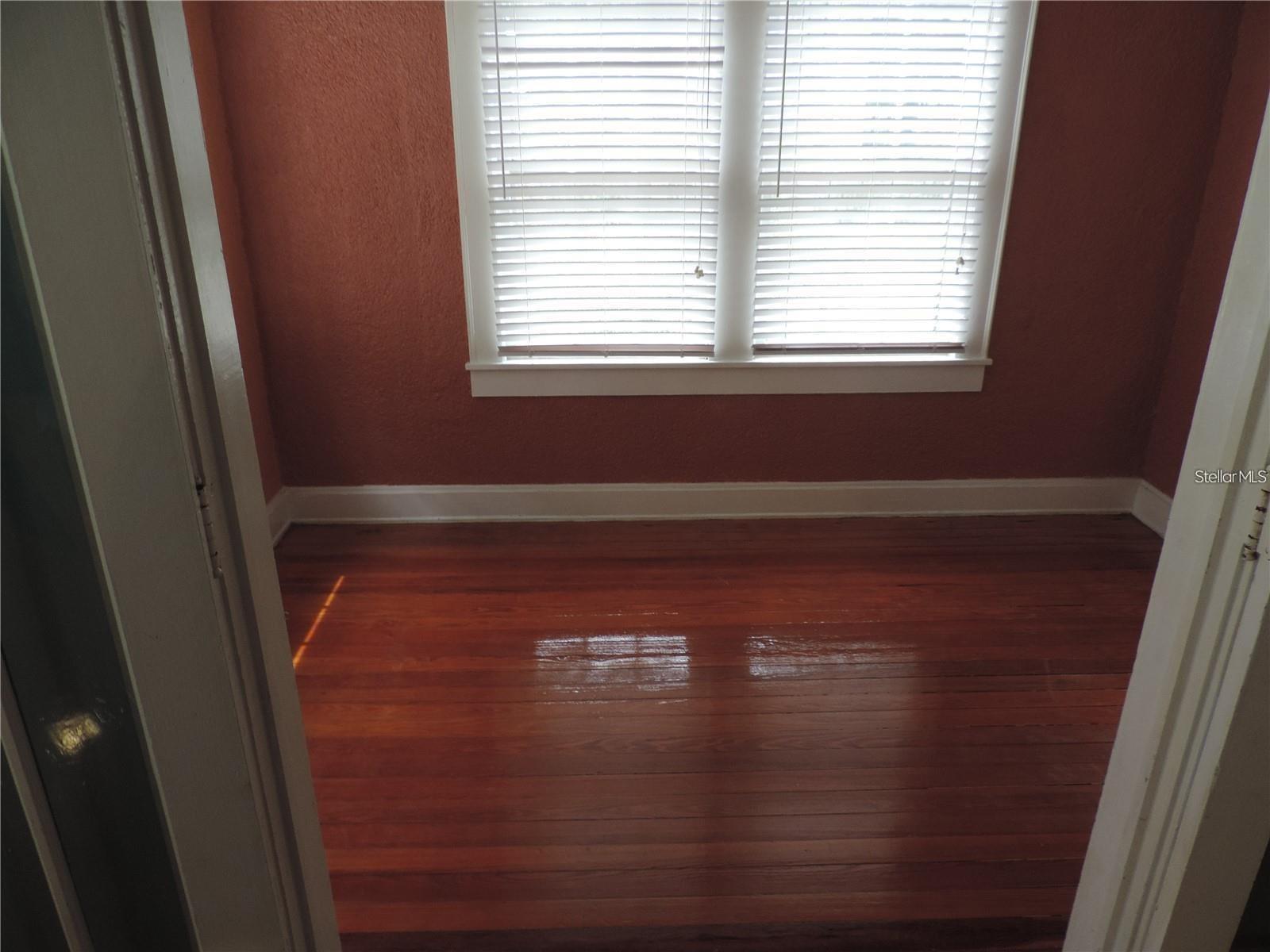 Listing photo id 2 for 701 Lime Street