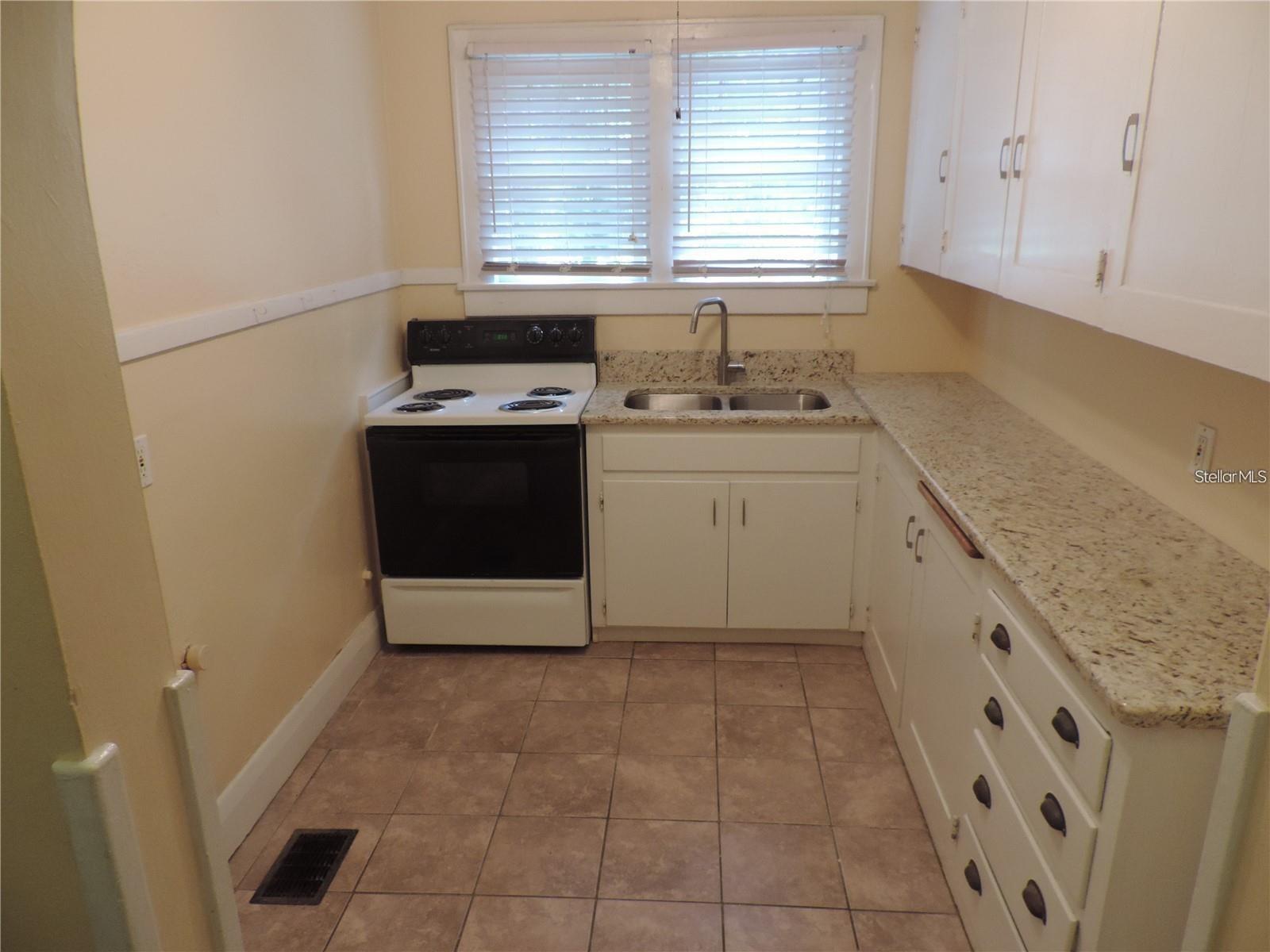 Listing photo id 4 for 701 Lime Street