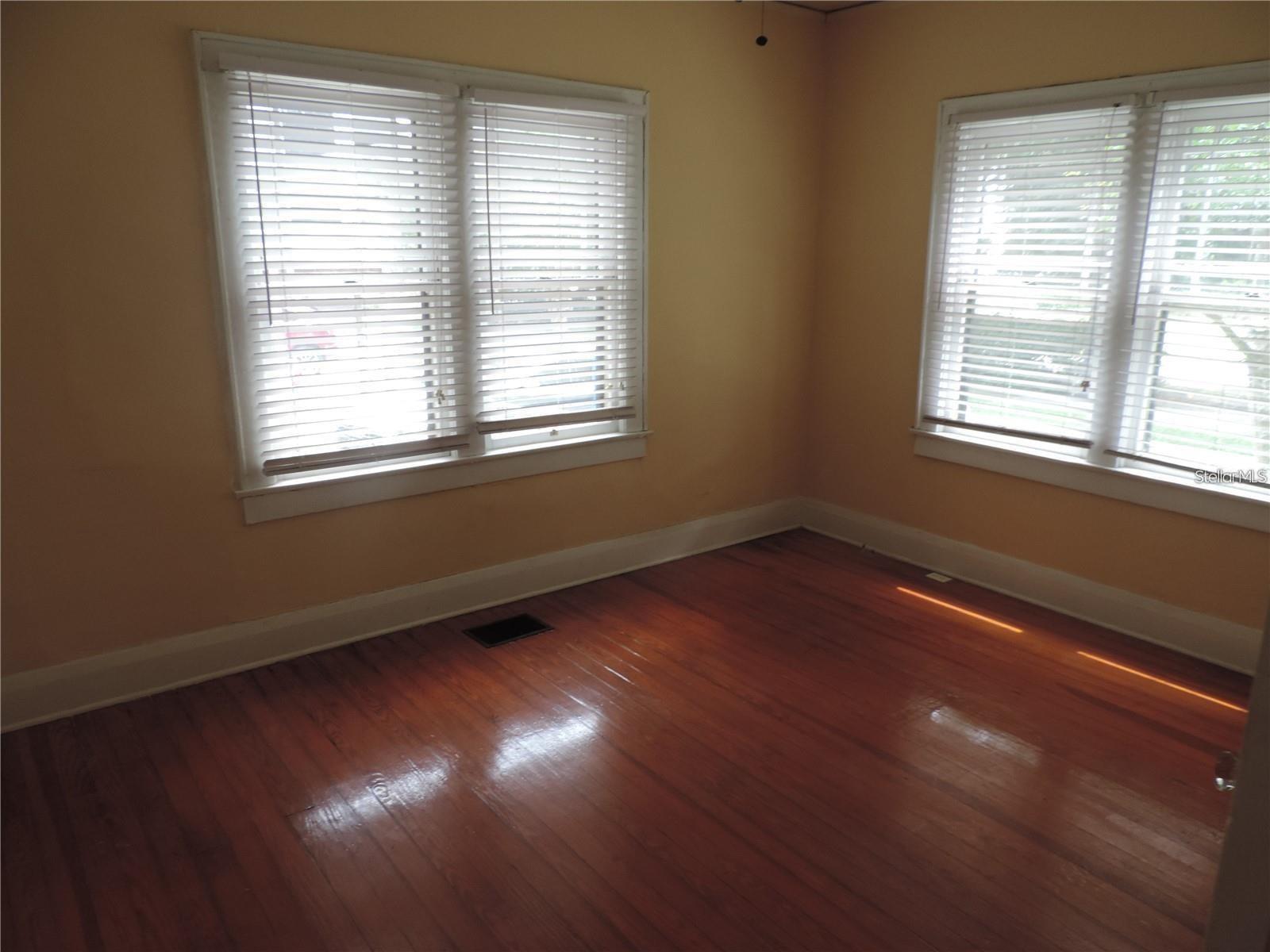 Listing photo id 7 for 701 Lime Street