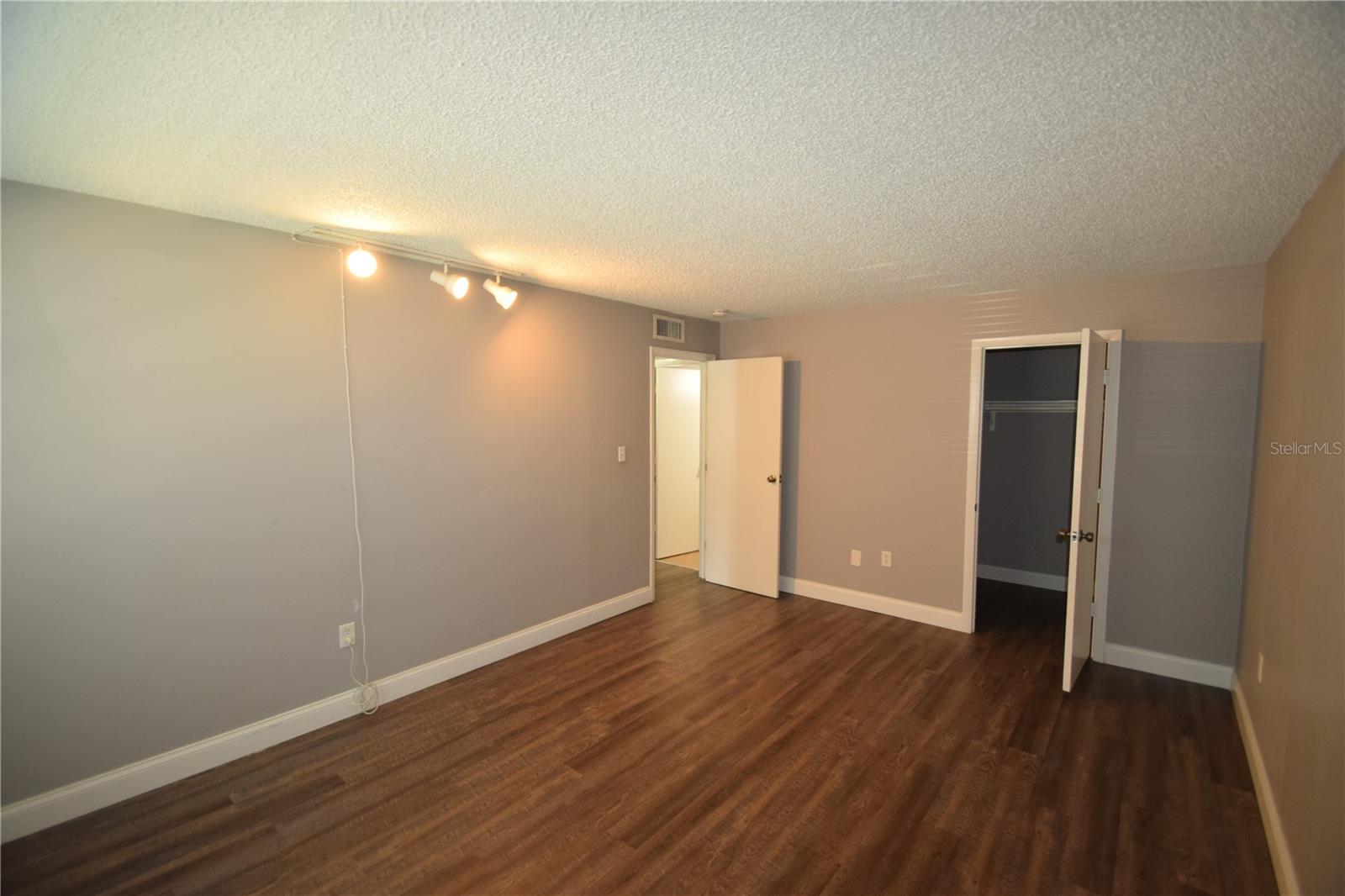 Image 13 of 16 For 1005 New York Avenue 4