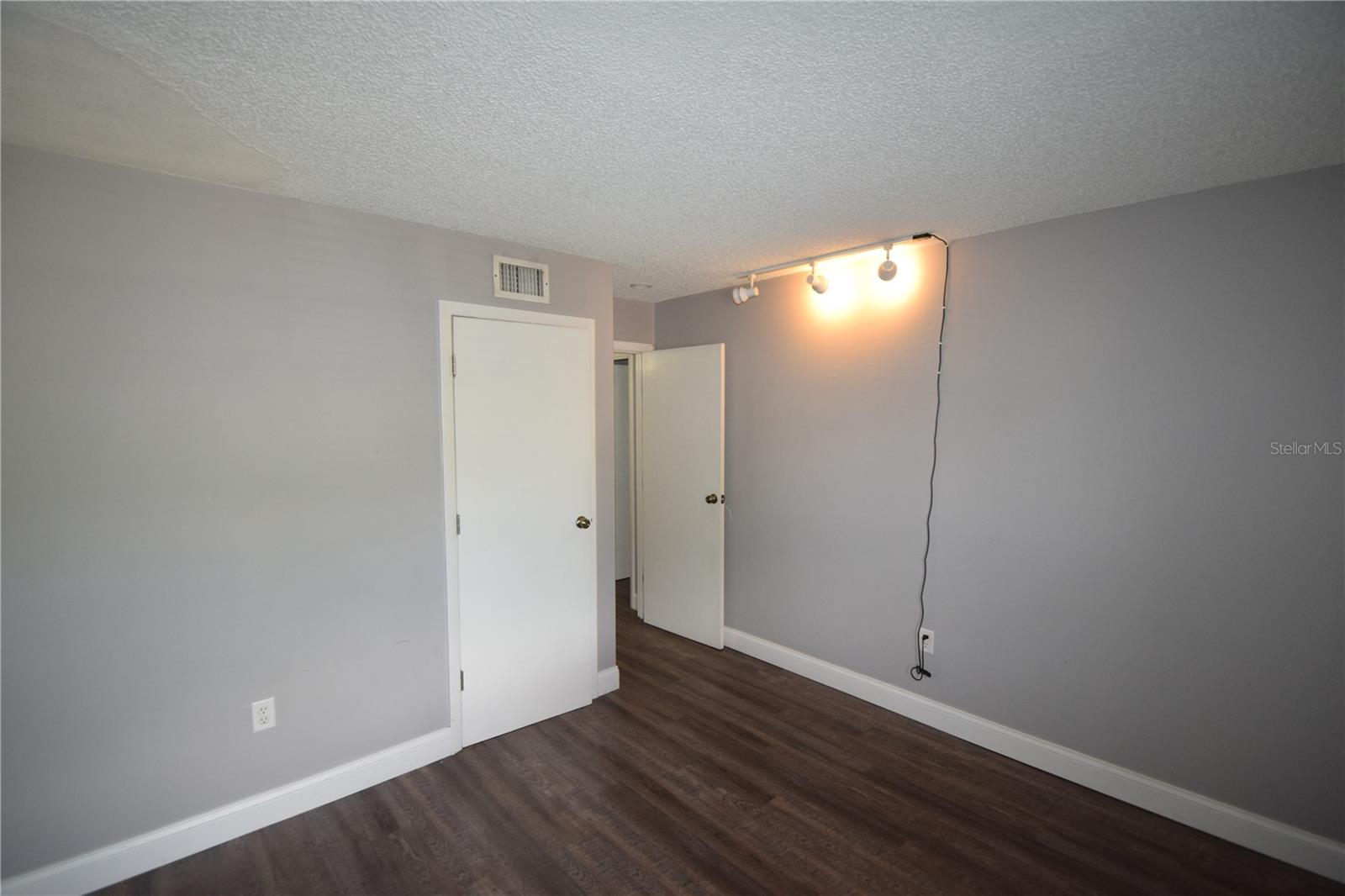 Image 15 of 16 For 1005 New York Avenue 4