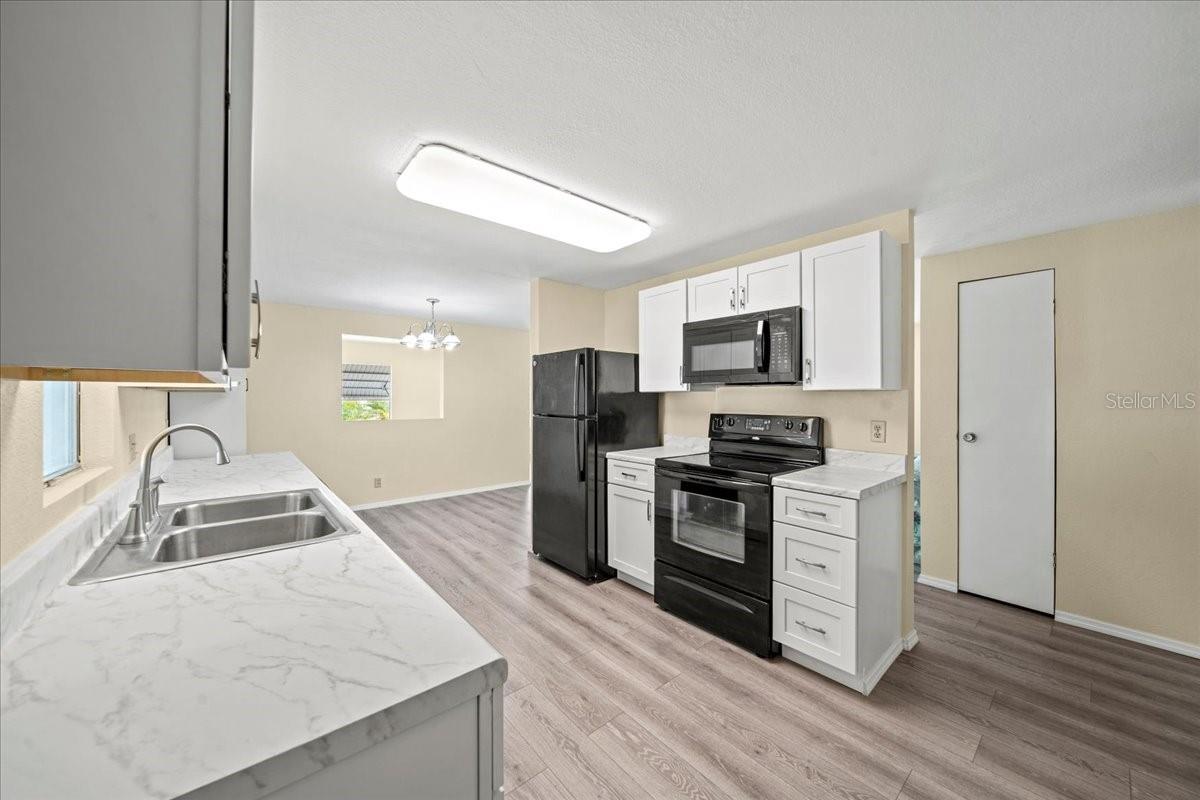 Image 12 of 34 For 752 Knotty Pine Circle